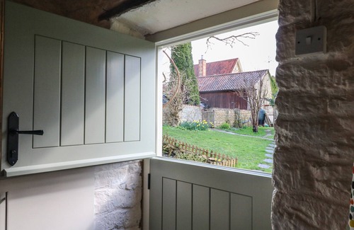 Fulbeck Cottage | KINGS COTTAGE, pet friendly, character holiday cottage in Fulbeck