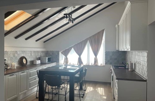 Sector 1 Apartment | KingTop @Iarca Inn