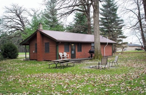 Triumph Cabin | Kishauwau's Starved Rock Area Cabins - Single Bedroom Trading Post Cabin
