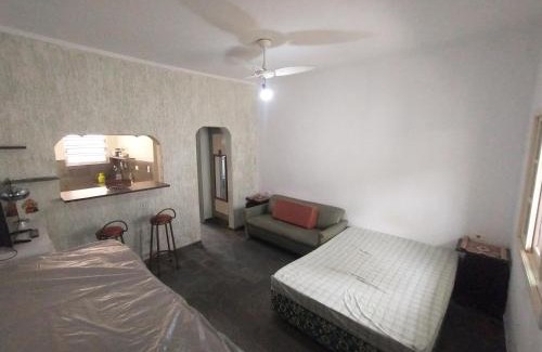 Canto do Forte Villa | Kitnet térrea com cozinha e ar-condicionado