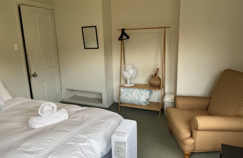 Picton House | Kiwi bach, pet friendly, comfy, quiet and central