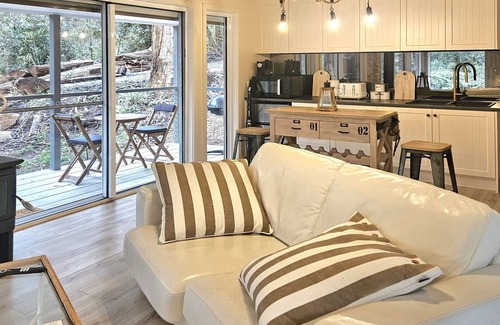 Mount Dandenong Cabin | Klara's Studio: Private rainforest with river