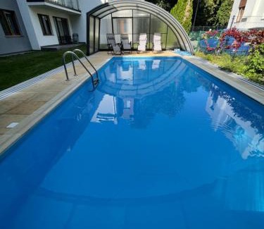 Jastrzebia Gora Apartment | Klimatyzowany apartament przy plaży - 2 sypialnie, basen, garaż, Villa 4 Pory Roku