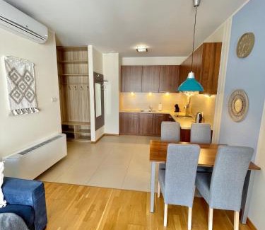 Jastrzebia Gora Apartment | Klimatyzowany apartament przy plaży - 2 sypialnie, basen, garaż, Villa 4 Pory Roku