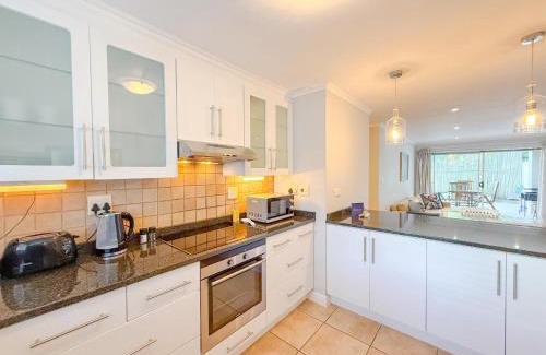 Knysna Apartment | Kloof Gardens: Pool Braai with Lagoon Views
