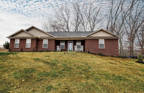 Kodak Cabin | Kodak - Hatters Hide A Way - 3 Bedrooms - Sleeps 12