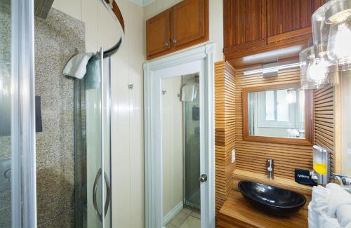 Venetian Road Settlement House | Kokomo Deluxe King - Single Cottage