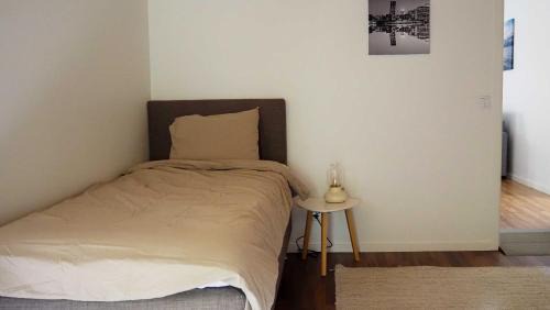 Koping Apartment | Komplett lägenhet med sjöutsikt