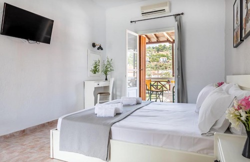 Skopelos Apartment | Konstantina Studios