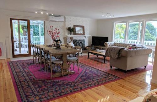 Healesville House | Kookaburra Cottage- views, wineries, sanctuary,