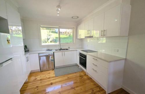 Healesville House | Kookaburra Cottage- views, wineries, sanctuary,