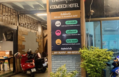 Sattahip House | Koomdech Hotel Wooden Room in Classic Style