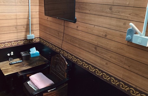Sattahip House | Koomdech Hotel Wooden Room in Classic Style