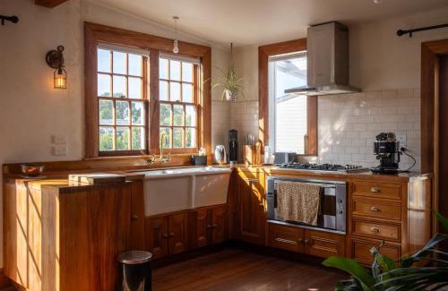 Kaikoura House | Kowhai Cottage Pizza Oven Central