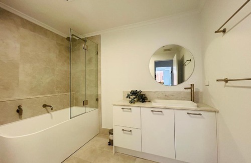 Camperdown Apartment | KozyGuru | Camperdown | Cozy 2-Bed Apt + Parking
