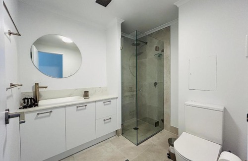Camperdown Apartment | KozyGuru | Camperdown | Cozy 2-Bed Apt + Parking
