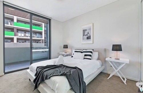 Wolli Creek Apartment | KOZYGURU | Wolli Creek | Kozy 3 BED APT + Free Parking | NWC009