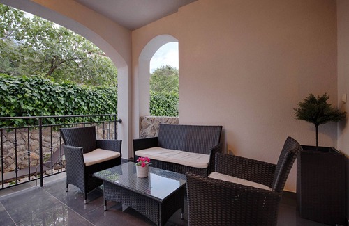 Krk Apartment | KRK city! 200m PROMENADE !Romantic house Vilaveja, small pool .