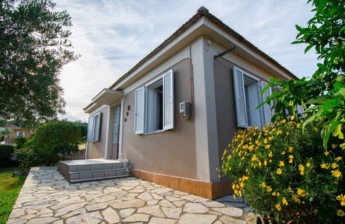 Faraklata Cottage | “Kroussos Cottage” is located in the quiet village of Faraklata in Kefalonia.