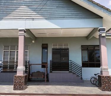 Kampung Gong Pipit House | KUALA TERENGGANU GUESTHOUSE-FREE WIFI-NEAR NASI DAGANG ATAS ToL-UNIT A-1 BILIK AIRCOND 2 BILIK KIPAS
