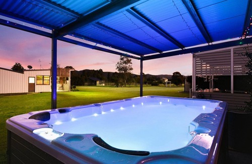 Broke House | Kulang Cottage near new with Plunge Pool & Hot Tub and on the fringe of Broke Village