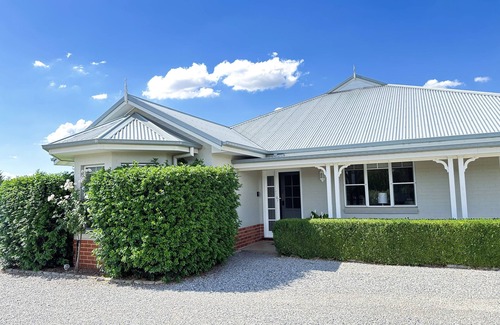 Moore Creek House | Kurrajong lodge: Beautiful country holiday accommodation Tamworth!