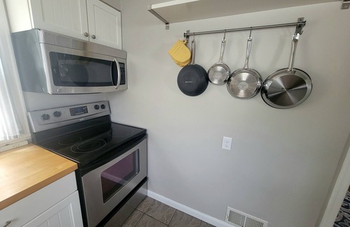 Kutzky Park House | Kutzky Cottage/3 BR, 4 Blocks to Mayo, Family & Pet Friendly, Fenced Yard