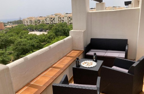 San Luis de Sabinillas Apartment | Lägenhet högst upp, med pool och utsikt över havet