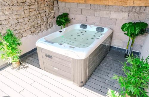 Pont-du-Chateau House | L'Amazone - Jungle Room avec Jacuzzi