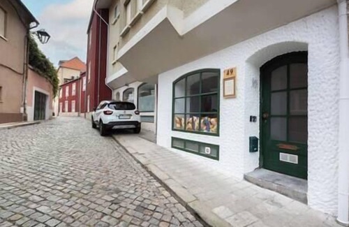 Foz do Douro Apartment | L'Atelier - Warm Porto Loft