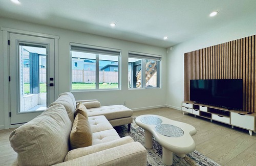 Langley House | L'espace Retreat. 2 Bedroom 1 Bathroom Opening Special