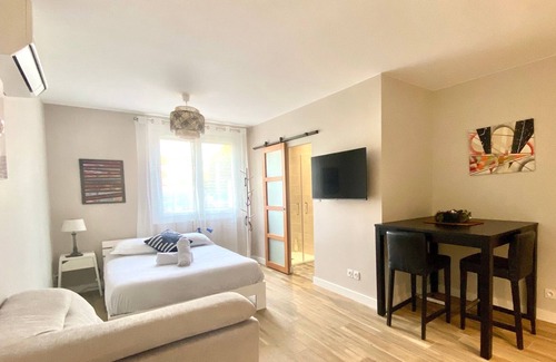 Arenes Romaines - Saint-Martin-du-Touch Apartment | L'Occitan - Studio climatisé avec parking