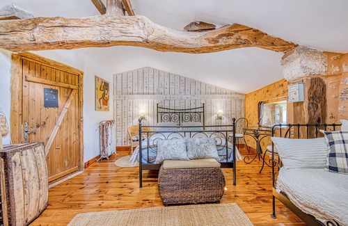 Noaillan Bed & Breakfast | L’Orée de Lansot – Attic Room in a Peaceful and Green Setting