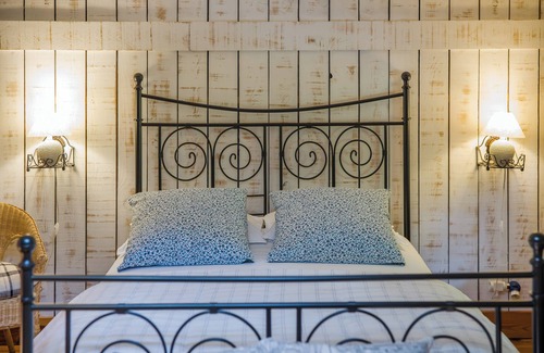 Noaillan Bed & Breakfast | L’Orée de Lansot – Attic Room in a Peaceful and Green Setting