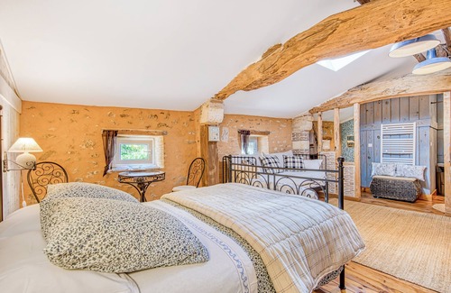 Noaillan Bed & Breakfast | L’Orée de Lansot – Attic Room in a Peaceful and Green Setting