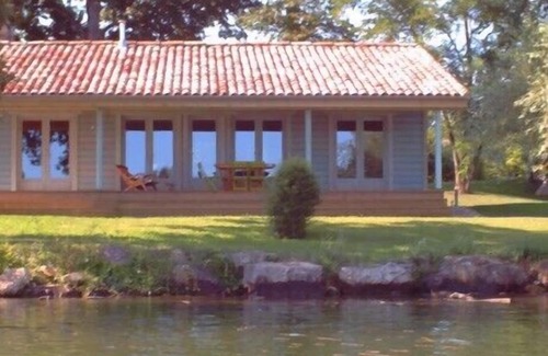 Aiguelèze House | La cabane aux pastels: wooden house with saltwater swimming pool and view of the Tarn river