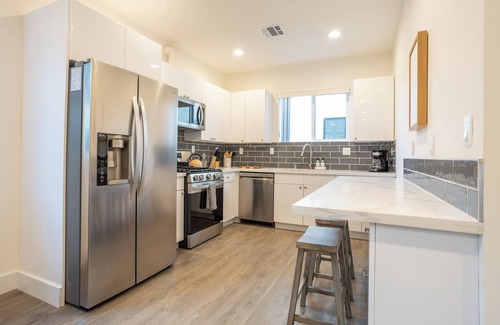 Pico-Union House | LA Cityscapes views w/Rooftop, New construction and Fresh Stylish Furnishings.