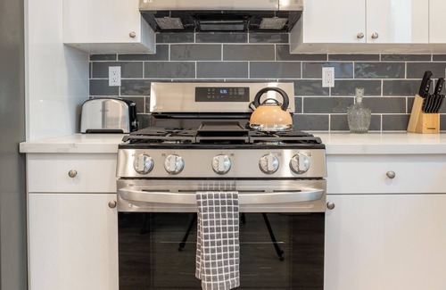 Pico-Union House | LA Cityscapes views w/Rooftop, New construction and Fresh Stylish Furnishings.
