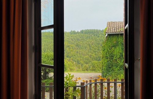 Grezieu-le-Marche House | La Cour de Marius 🏵️, enjoy the calm of the forest to recharge your batteries!