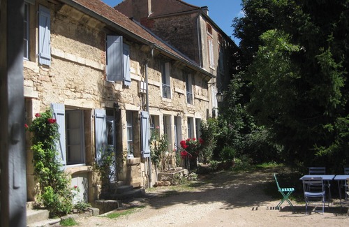Flavigny-sur-Ozerain House | La Cour - new bright and super equipped gite.
