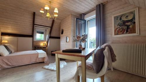 Bonneville-la-Louvet House | La Crinière d'Or Une chambre raffinée pour une parenthèse de douceur en normandie