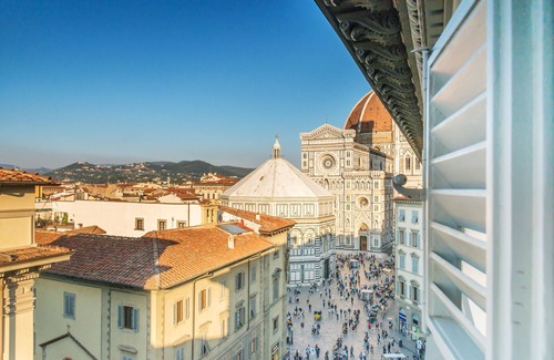 Duomo Apartment | La Culla di Dante Luxury Apartment in front of the Duomo (sleeps 6)