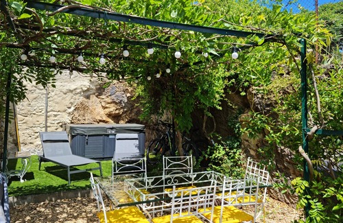 Villeneuve-dʼAllier House | La Demeure des Glycines with Jacuzzi