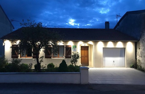 Lupcourt House | "La Loupiote - Gîte Éclairé" Maison de Village Proche Nancy Avec Grand Jacuzzi !