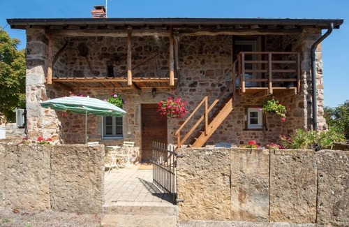 Montagny-sur-Grosne House | La Maison aux Pierres Levées