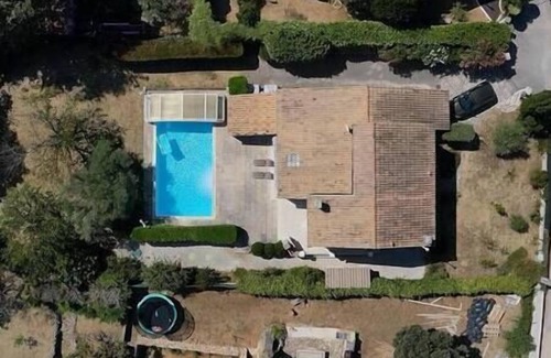 Gareoult House | La Maison Bleue - Family-friendly, peaceful & air-conditioned