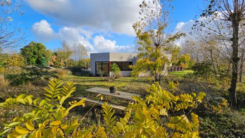 Koksijde House | La Maison Fleurie - Sunny holiday home with large garden, parking, within walking distance of the sea