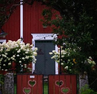 Vilshult Bed & Breakfast | La Maison Rouge de Slätten Bed and Breakfast