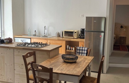 Hasparren Apartment | La maison sous les chênes, gîte in a traditional Basque house, in a peaceful setting.