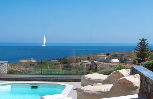 Agia Pelagia Villa | La mer De Crete suite private pool & sea view!